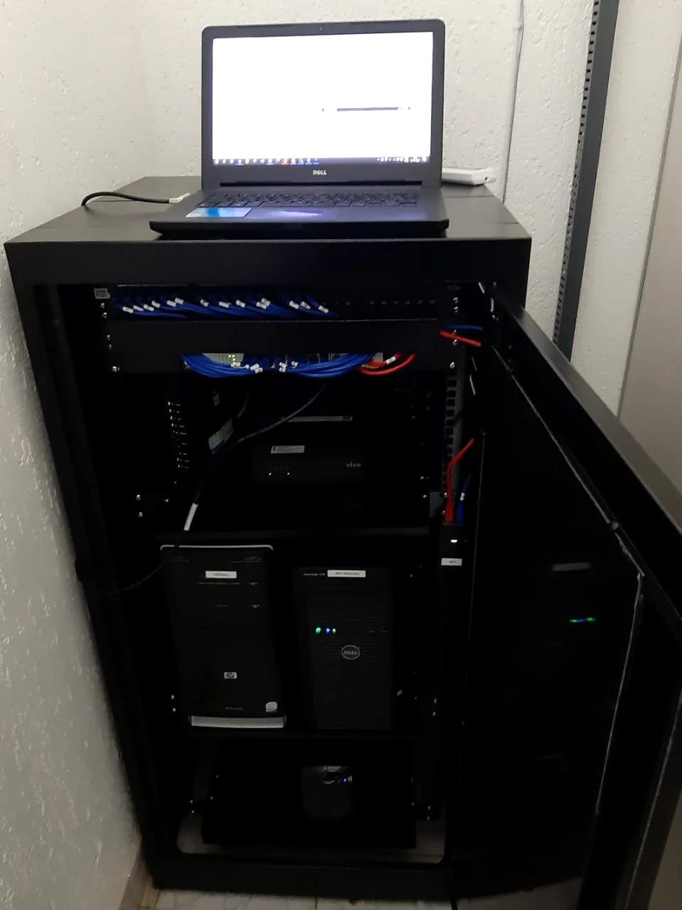 Rack de infraestrutura durante validação técnica