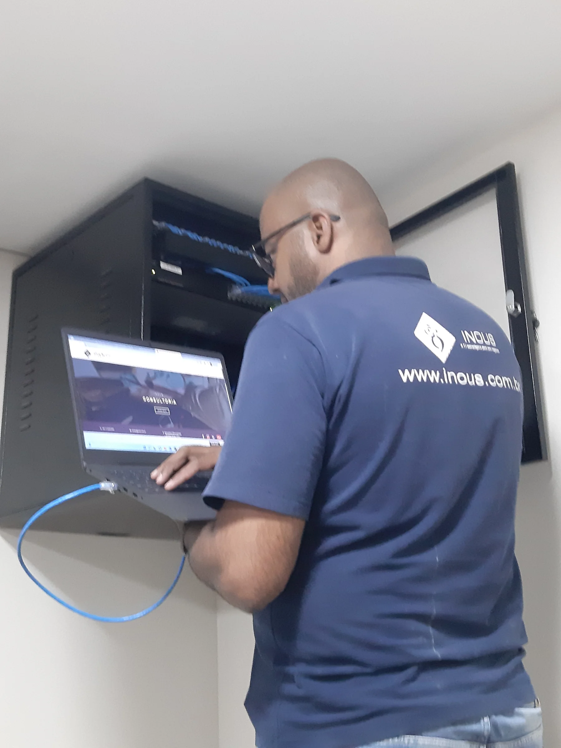 Especialista da INOUS atuando em rack e ambiente de infraestrutura de TI